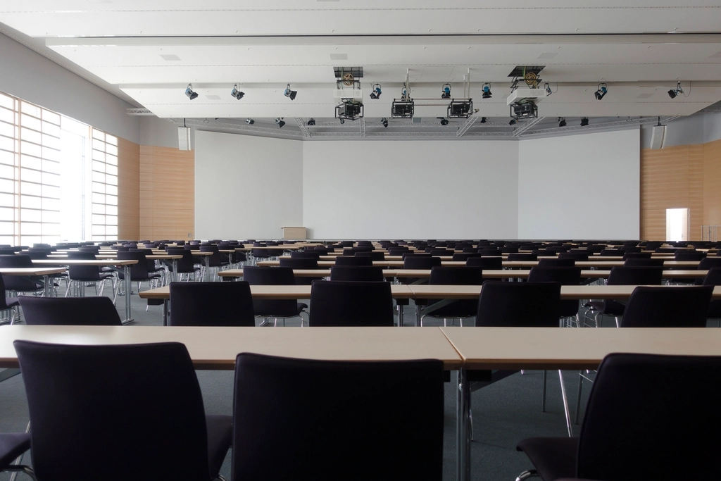 Salle publique lumineuse aux parois en bois